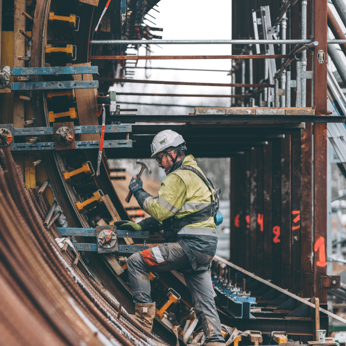 Ouvrier en train de travailler sur le chantier de l'échangeur E411